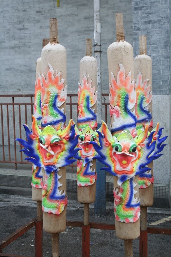 Rows of carved dragon-head posts painted in vivid colours