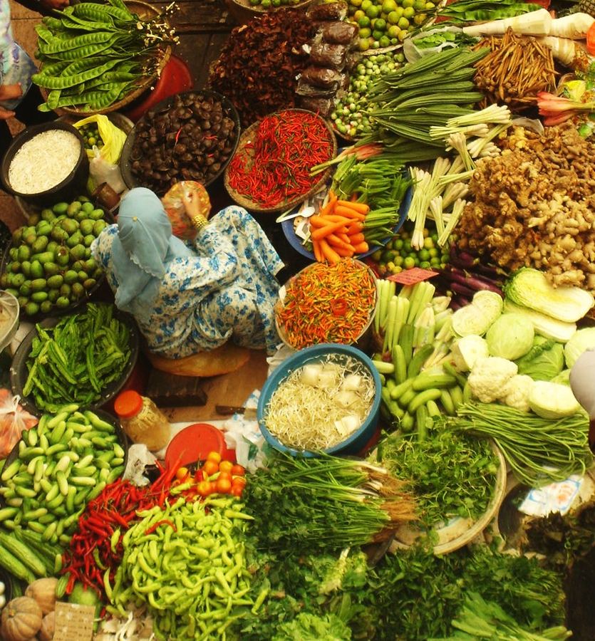 Overhead view of a vegetable and spice market